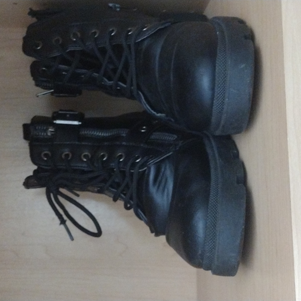 Combat boots